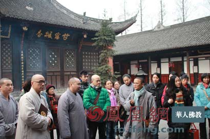 河南佛教学院全体师生参访成都文殊院(图片来源:凤凰网华人佛教)